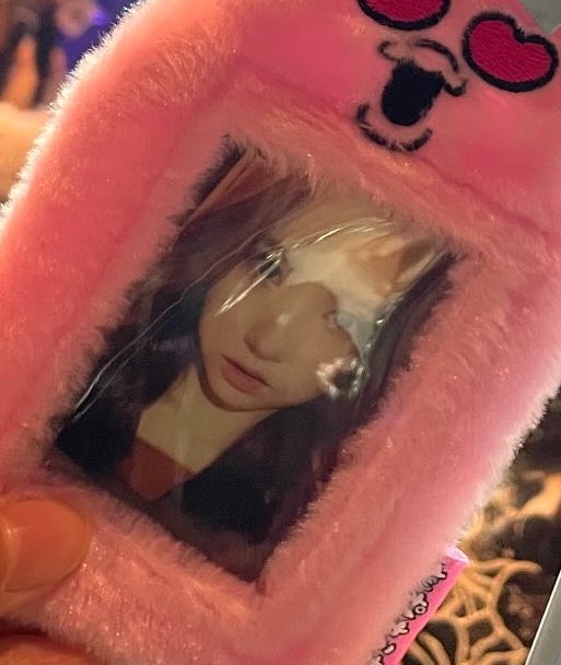 EunhaPalu's tweet image. 【捜索】

渋谷駅から新横浜駅の間で写真の中身のトレカのみ落としてしまいました😭
トレカに♡が書いてあるのと裏にナビレラの時のサイン入りトレカが入ってます…

悲しくて新幹線で落ち込んでます…

#探し物　#トレカ　#新横浜　#新幹線　#東横線　#gfriend #eunha