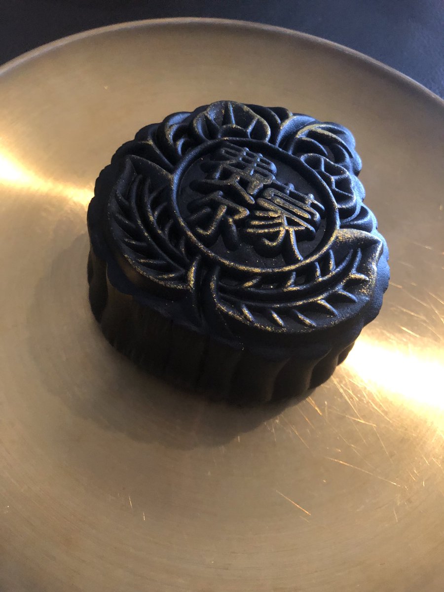 HealingTrend's tweet image. Finally Satisfied my 🥮 cravings .Charcoal peach oolong melon flavour #thoughts #MidAutumnFestival #mooncakes  #jashila