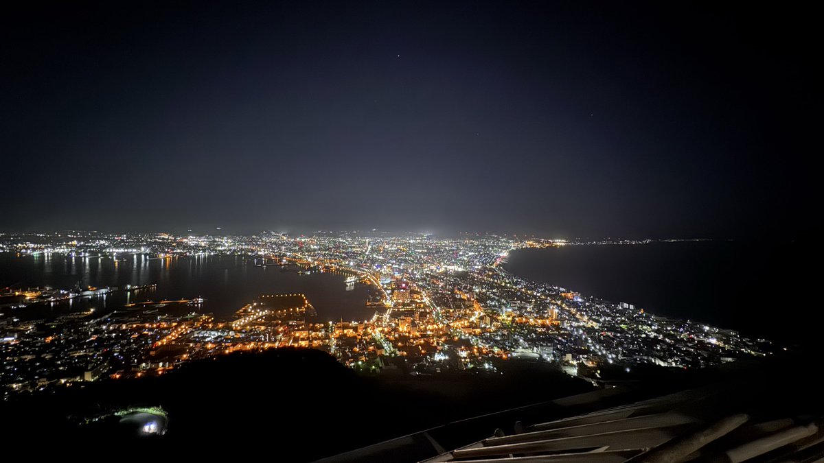 Hiroooh's tweet photo. 函館山からの夜景、さすが100万ドルだわ♪
#函館 https://t.co/OTTtx6fbEa