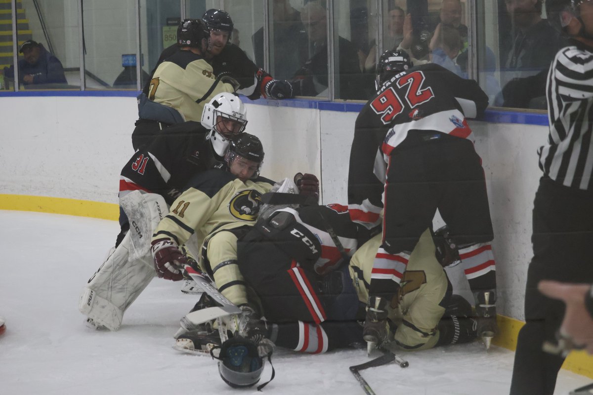 ReprtrPatHealey's tweet image. Early in the game, the tempo and intensity was high between Cape Breton and East Hants and resulted in some old time hockey. Even the Knights goalie got in on the action (but didn&apos;t get penalized). #EastHants