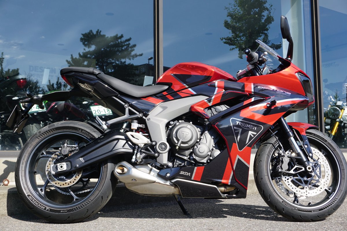 TRIUMPHGUNMA's tweet photo. SKDA取り扱い始めました!
Daytona660をはじめ、StreetTripleやTiger900/1200シリーズのフルグラフィックから、Scrambler400/900シリーズのゼッケンプレートなど様々なカスタマイズが可能です!
店頭にも実車展示中ですので、お気軽にご来店ください!
#SKDA #Daytona660 https://t.co/3AJQmhrcG5