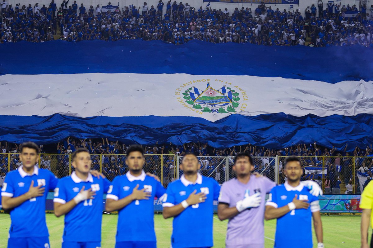 LaSelecta_SLV's tweet photo. 🇸🇻 Este bello himno se canta con amor 💙
#LaSelecta #ElSalvador #El2026ESNuestro https://t.co/6s9Kf4jbe3