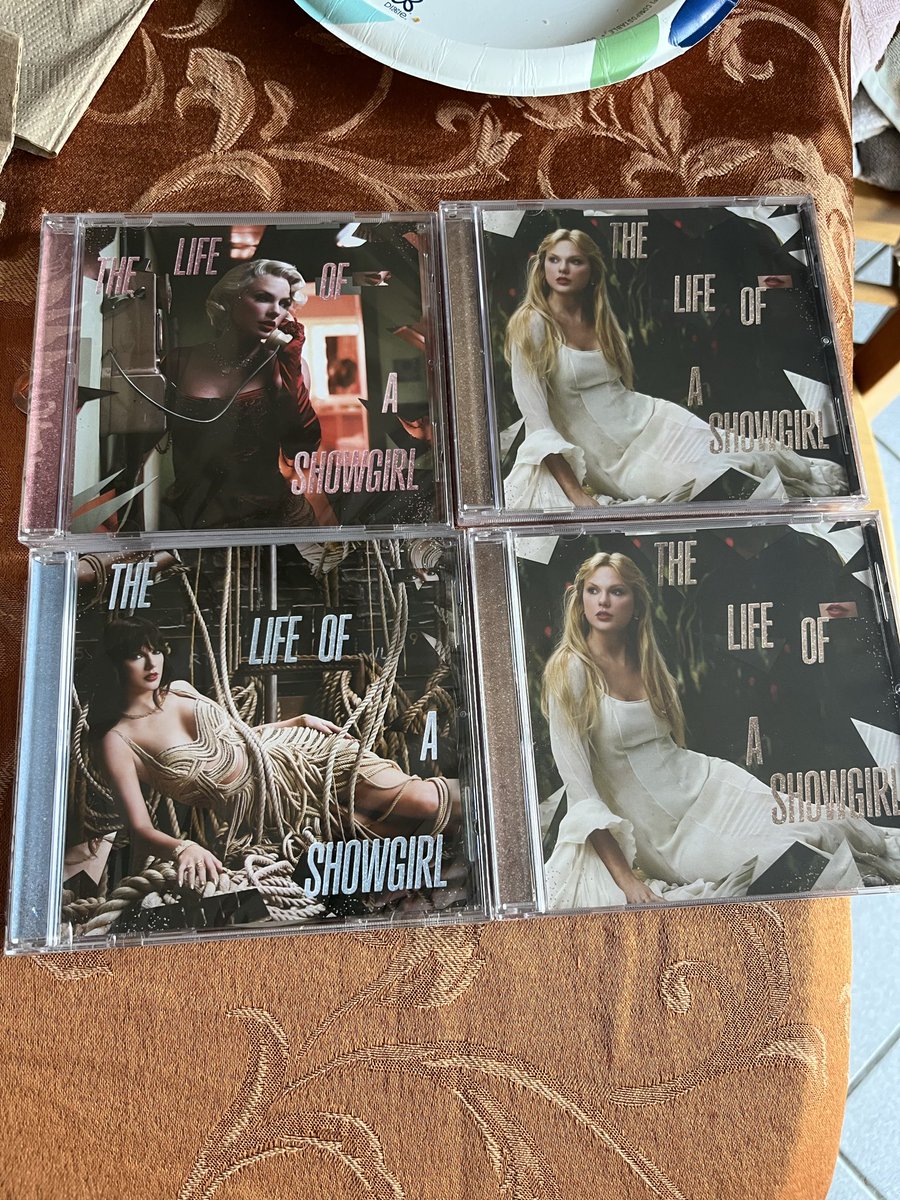 sillysherrie's tweet photo. Already reached out to customer support but so bummed the warehouse mistakenly sent me a duplicate by accident instead of the 4th variant. Hopefully they are able to help me get my missing copy with no fuss 🤞 https://t.co/Ew1YHXX60D