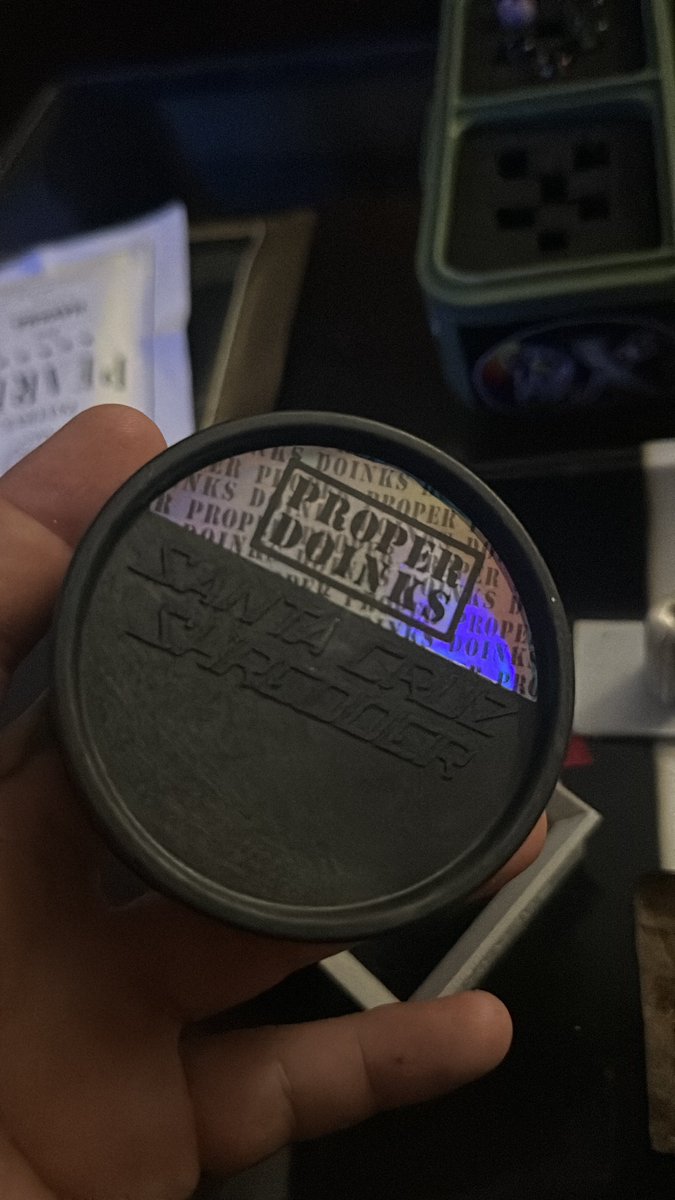 Stardawg__Guava's tweet image. Picked up the @properdoinks Santa Cruz Shredder to see how the differences were. I don’t think I’ve seen a finer grind than this thing. Night &amp;amp; Day difference even from the regular SCS. 
Easily fits twice as much flower too. More tests soon but so far it’s 🔥