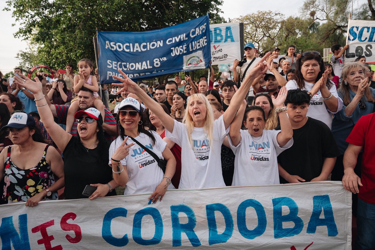 LauraJureCba's tweet photo. Con las familias unimos fuerzas para cambiar la historia 💪🏼 Frente a la crueldad avanza está #ProvinciasUnidas donde la vida de cada vecino nos importa. 

En Ampliación Pueyrredón y Ciudad de Mi Esperanza conocen a @JSchiaretti porque cada vez que fue a los barrios fue para cambiarlos, con obras, escrituras, polideportivos. ❤️ Nuestra gente puede salir adelante. 🇦🇷
