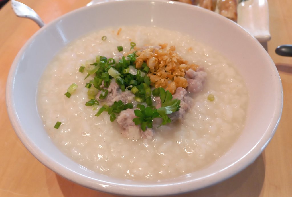 23Xtrail's tweet photo. 空港で頂く朝ごはん…  🎵

餃子が想定した4分の１位のサイズでした…  😅 https://t.co/YbNWlv78Gf
