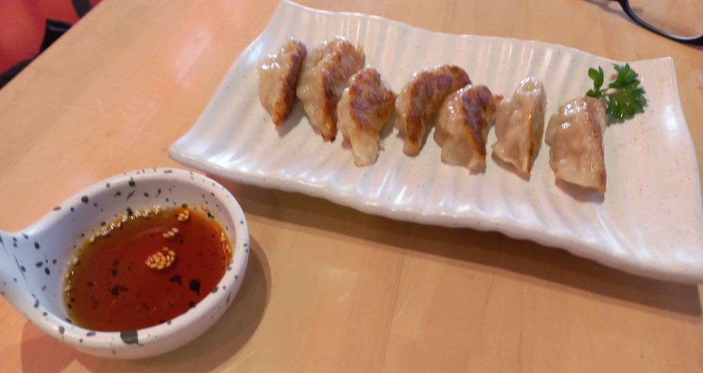 23Xtrail's tweet photo. 空港で頂く朝ごはん…  🎵

餃子が想定した4分の１位のサイズでした…  😅 https://t.co/YbNWlv78Gf