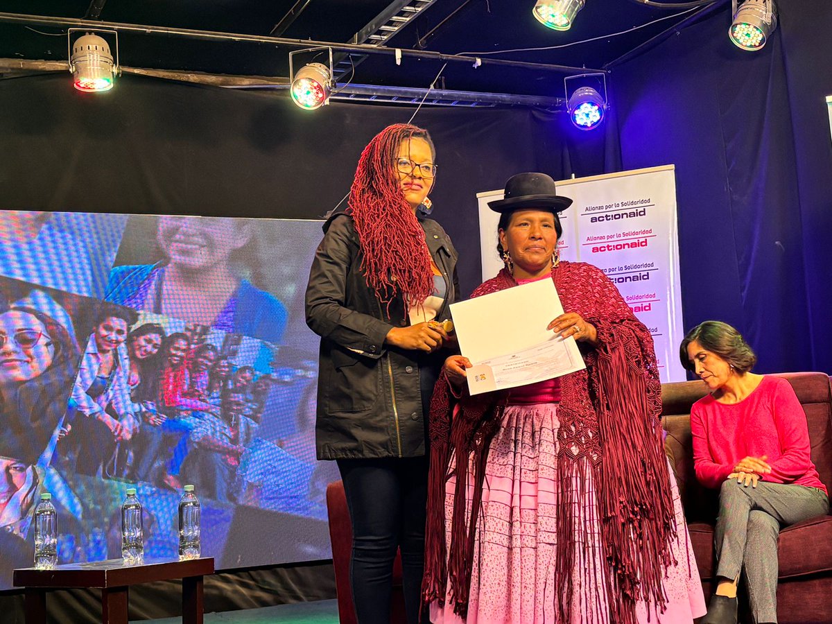 Con el pecho lleno de orgullo y sonrisas emotivas, mujeres de diversos colectivos y organizaciones culminaron su proceso de formación en el curso “De la Voz al Cambio: Lideresas para la Transformación Política”.