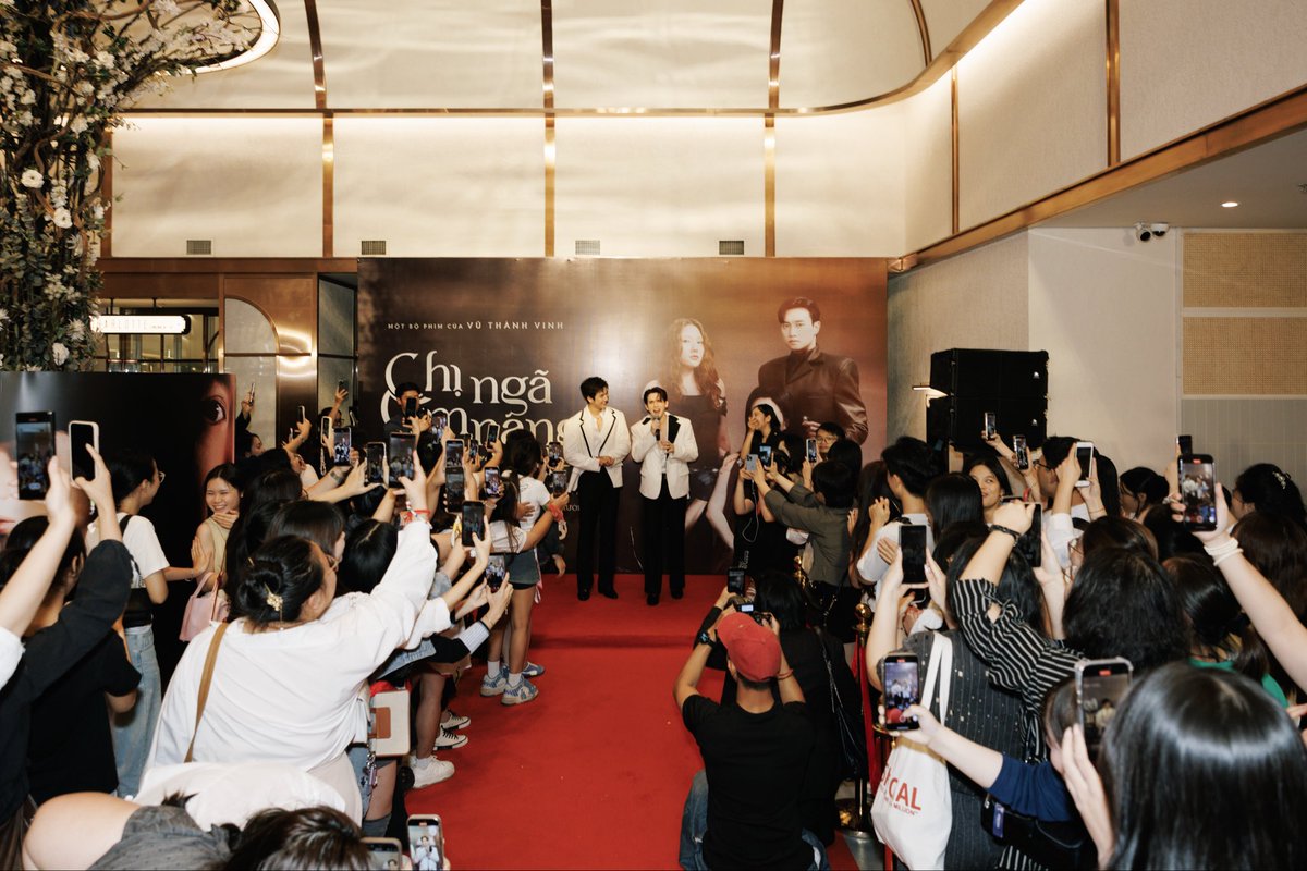 starhunter_ent's tweet photo. What an unforgettable journey in Vietnam! 🇻🇳
From Ho Chi Minh City to Hanoi, we were deeply touched by the warm welcome and endless love from all the fans and audiences.
Thank you to the amazing team behind “Chi Ngã Em Nàng” for having us be part of this beautiful film.
Your support means the world to us.
See you again soon, Vietnam! 💛

#ChiNgaEmNang #MosBank #moslhong #isbanky #VietnamPressTour #StarHunterEntertainment