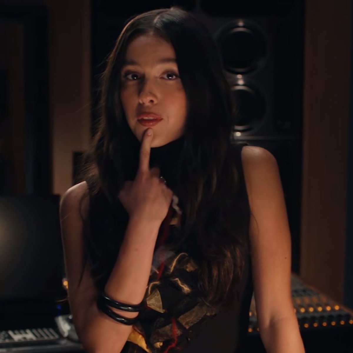 spinorbinmusic's tweet image. Olivia Rodrigo confirms to AMEX that she’s currently in the studio working on her third album! 🎶💜🔥

The new era is officially loading… 👀✨
#OliviaRodrigo #OR3 #NewMusic #GutsEra #PopPrincess