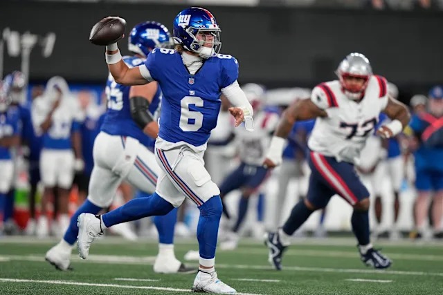 2min_store's tweet photo. 話題のルーキーQBジャクソン・ダート
今週のTNFでEaglesを撃破。

⛑SPEEDFLEX+BECK Custom
🕶️Oakley Pro Visor
❄️DryMax ChinSaver
👟Jordan XI Cleats

Neck付きショートスリーブインナーやアームスリーブ、コンプレッションタイツを合わせて、流行にマッチしたスタイル。真似して欲しい。 https://t.co/z3fUaJb2q7