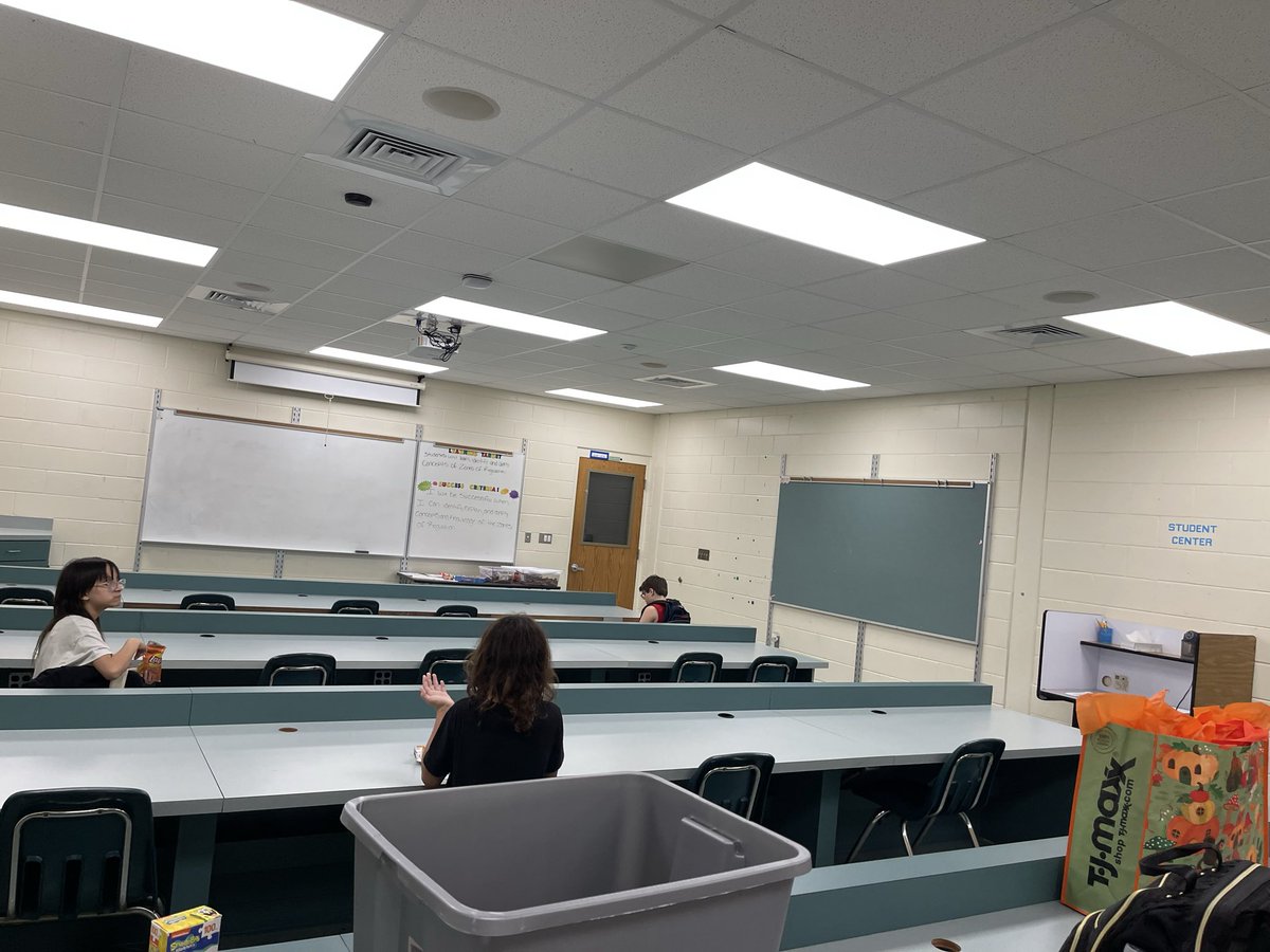 diamond_hms's tweet photo. I said goodbye to middle school today😭… we cleaned the classroom, played the most intense uno game ever 😂, listened to music, and ate cupcakes. Thank you middle school for the memories, all the wild stories and laughs! 2nd grade, here we come 🥳🤩🥰❤️ #GoingBackHome https://t.co/DmRh74Ifvd