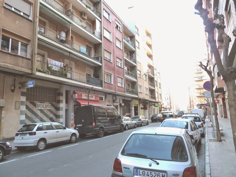 ciudadanabici's tweet photo. @NueveCuatroUno @AytoLogrono @CiudadesCaminan @Ineco_es @transportesgob @viviendagob @RedCiudadesBici @EPLaRioja @COARioja @transenv @lariojacom @ConBici @PMovilidadLR @ADALAR_Rioja @FAPARioja @kalapiedonostia @_vaic_ @bacc_cat @RTVELaRioja @conrado_escobar @RadioRioja @FVECINALESRIOJA @ElDiaLaRioja @Rioja2 @PSOEAytoLogrono @rubenantonanzas @castro_amaia @Stadt_Wien @BirgitHebein @radlobby @RadentscheidDA @ADFC_Darmstadt @silviacasorran @DGTes @pedalibre @angelandres23 @alvarofoncea @bzunigareinares @TierraLaRioja @Greenpeace @concentricofest @EUAntiFraud @PR_Logrono @PodemosLGN @PrevencionRioja @FRANCIS15924518 La calle #Lardero tampoco será como #Labradores o como #VelezDeGuevara, sino que el maldito "carril rebasable" vuelve a determinar el retroceso de #Logroño a los años 80:
Capital de la DOBLE FILA y los atropellos por diseño deliberado del viario.
🚘🚘🚘🚳
https://t.co/2Aiarjr6mH https://t.co/QMU06HXk14