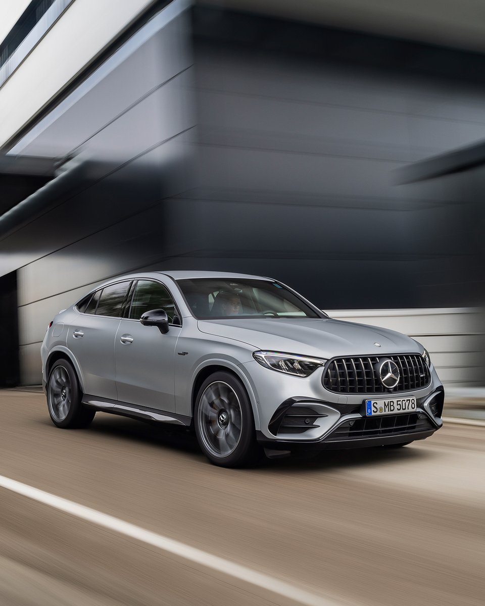 MercedesBenz_DE's tweet photo. Fahrgefühl in seiner schönsten Form – im GLC Coupé.
Das unten abgeflachte Lenkrad aus dem Motorsport unterstreicht die dynamische Eleganz des Cockpits.
Zum Store: https://t.co/ZYuhFXfVEh
#MercedesBenzStore https://t.co/JHd7AhNdC0