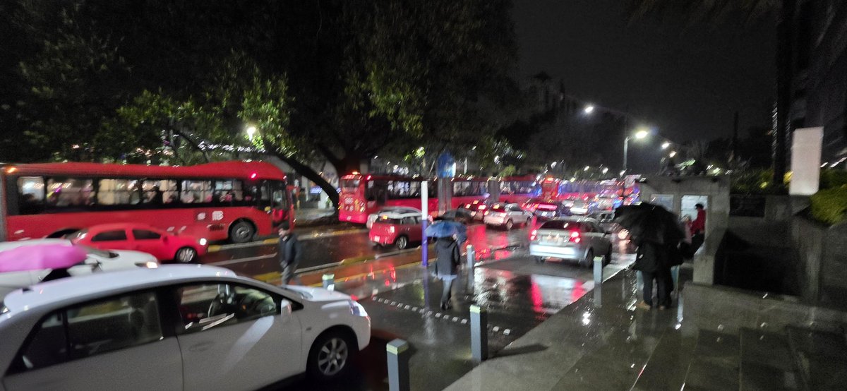 iz_aack92's tweet photo. @OVIALCDMX @trafico889 insurgentes sur a la altura de barranca del muerto colapsado hacia el sur https://t.co/DmyCJqYdiH