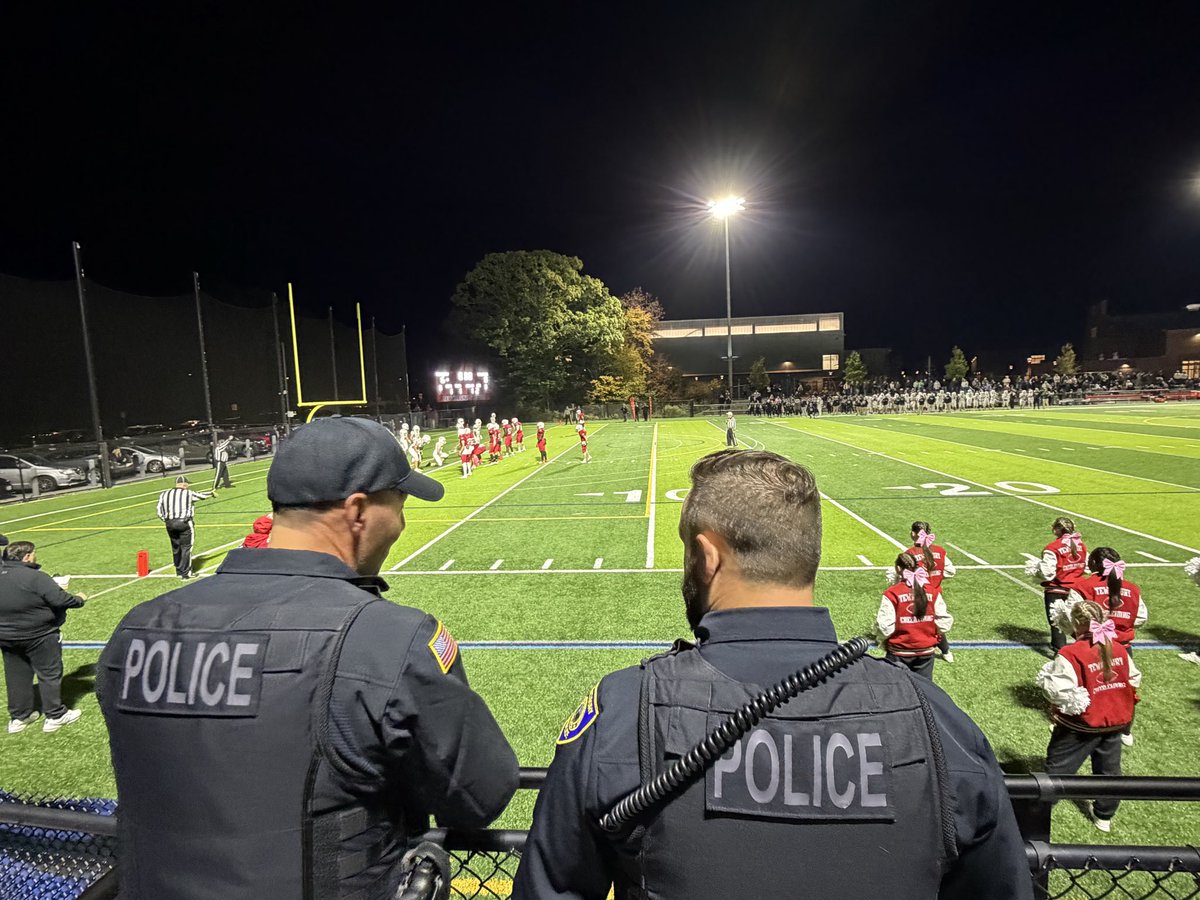 TewksburyPD's tweet image. Officers were on hand for Tewksbury’s big win over Billerica tonight! 🏈

#Tewksbury #TMHS #FridayNightLights #Community -TPD121