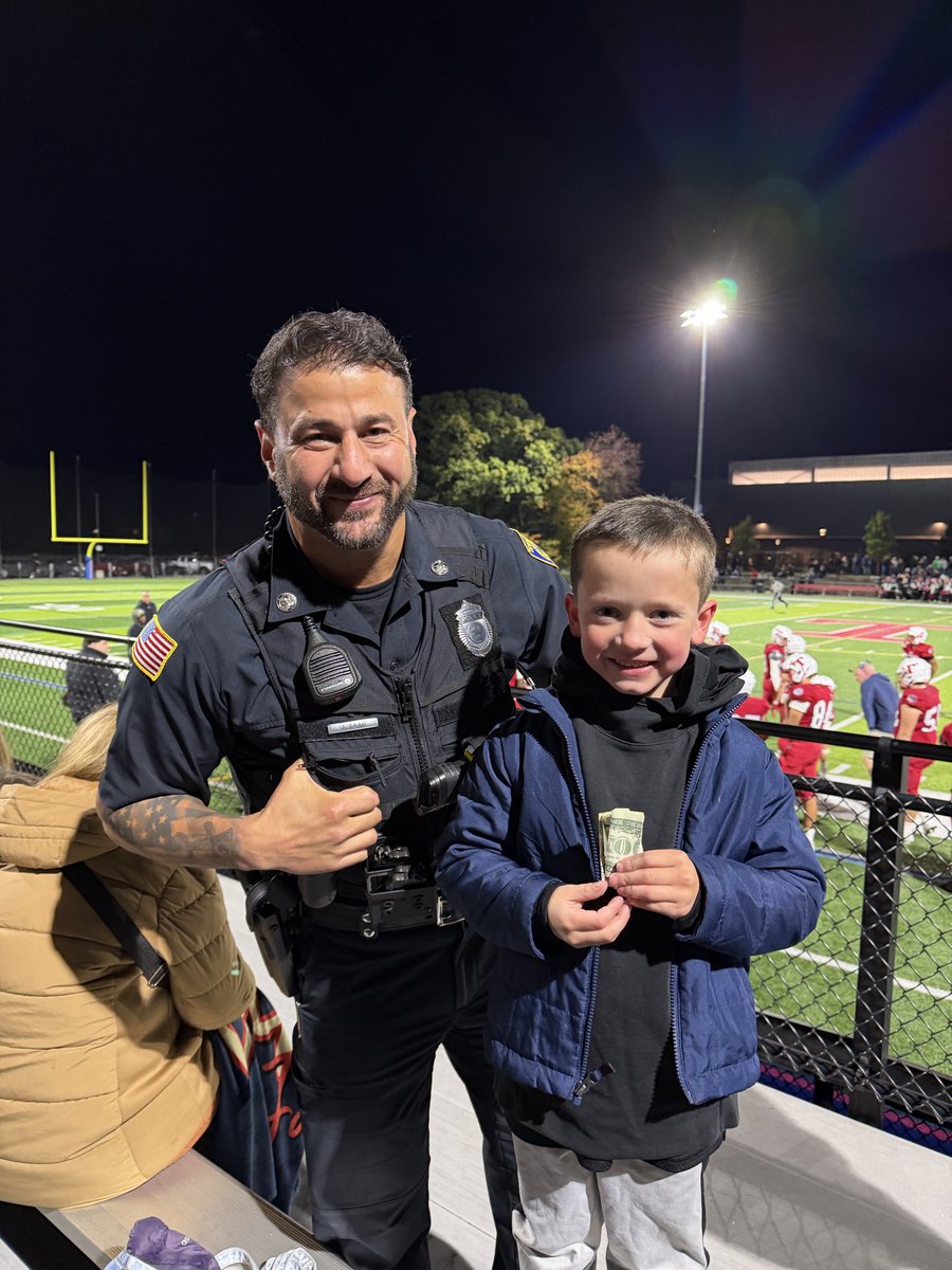 TewksburyPD's tweet image. Officers were on hand for Tewksbury’s big win over Billerica tonight! 🏈

#Tewksbury #TMHS #FridayNightLights #Community -TPD121