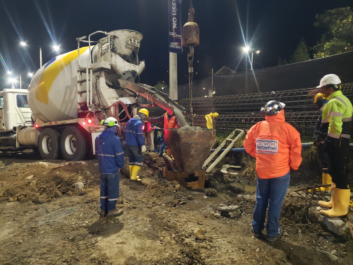 #Azuay | Continuamos con la jornada nocturna en el proyecto del distribuidor Monay–IESS. 🌙

🕐 Cada minuto del día y la noche cuenta.
👷‍♂️ Avanzamos con la perforación profunda para el hincado de pilotes que darán soporte a la superestructura del primer paso elevado.
🚜 Vertido de