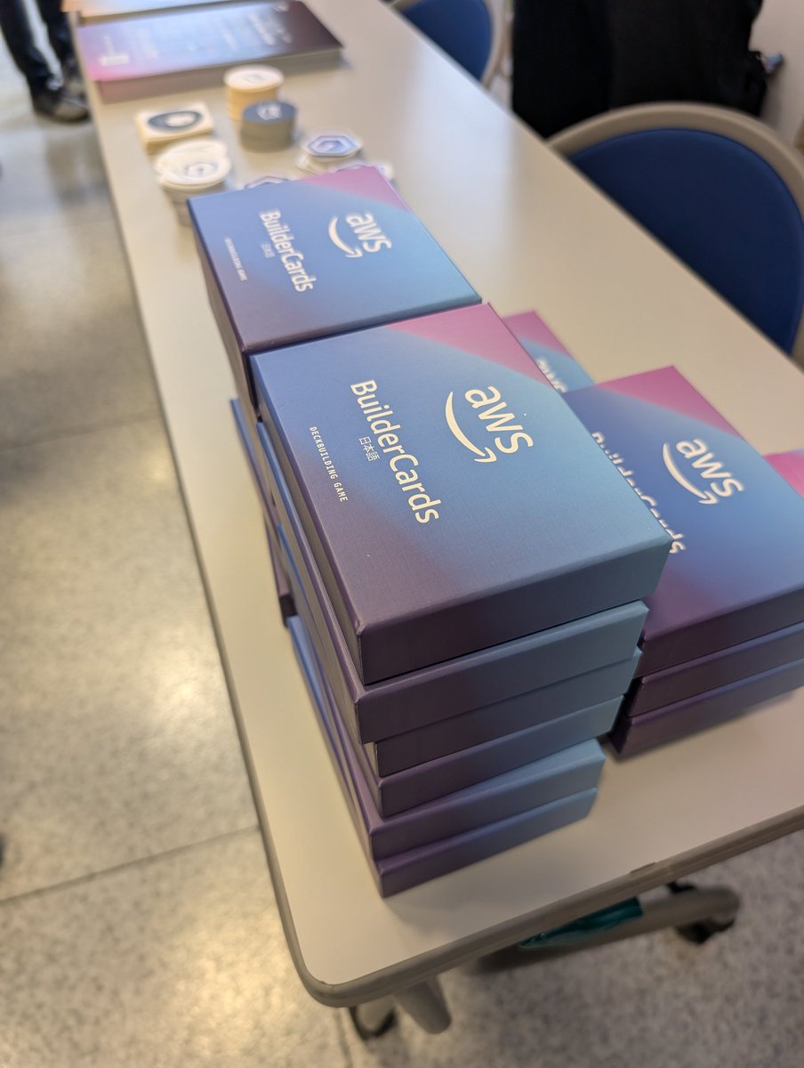 ymotongpoo's tweet image. AWSブースでは各種ステッカーを配布してます!またAWS Builder Centerのアカウントをお持ちの方にはBuilderCardsもお配りしてます! #jawsfesta2025
