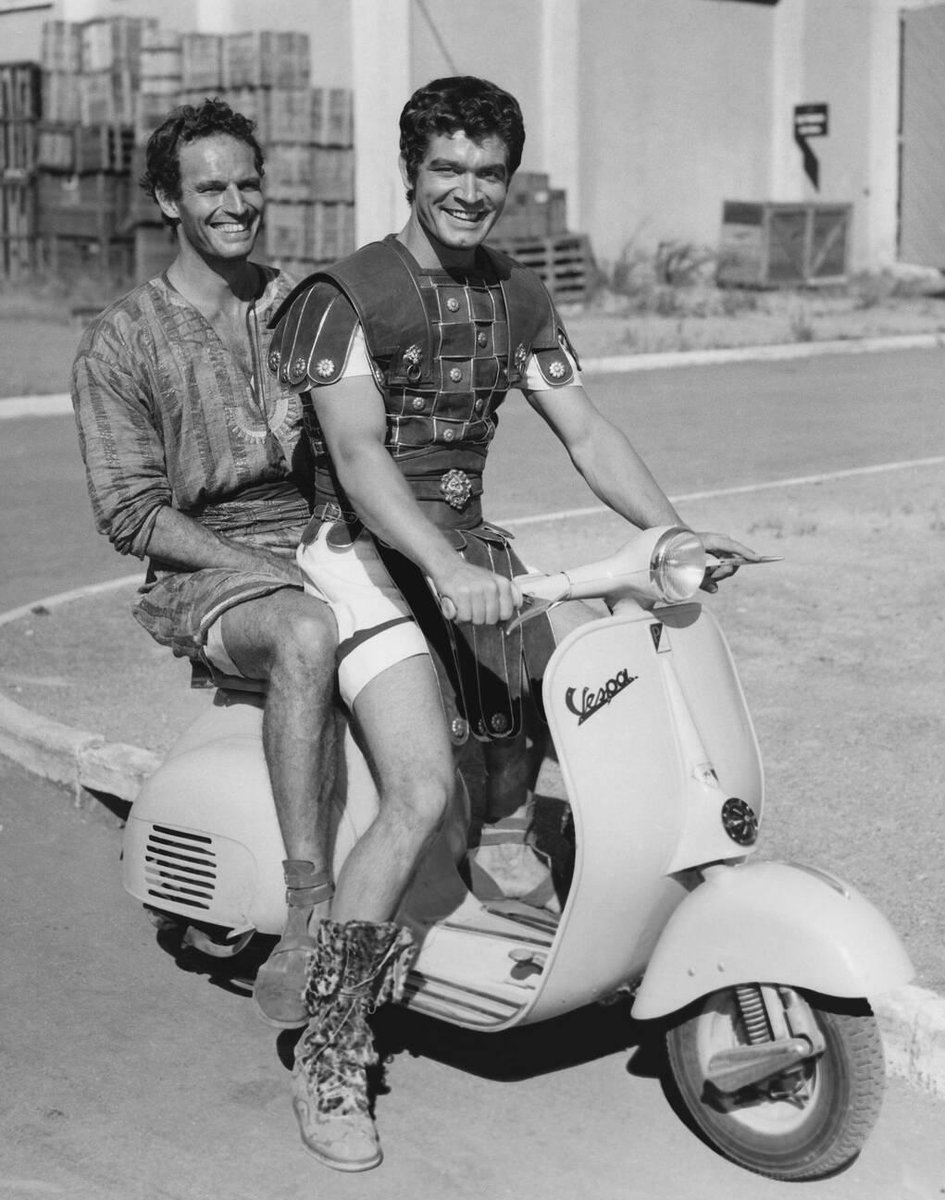 filmes_e_filmes's tweet image. #sextou com Charlton Heston e Stephen Boyd no Cinecittà Studios, em Roma, durante as filmagens de &quot;Ben-Hur&quot;, épico de 1959 dirigido por William Wyler.🔥🎬

#charltonheston #stephenboyd #benhur #williamwyler