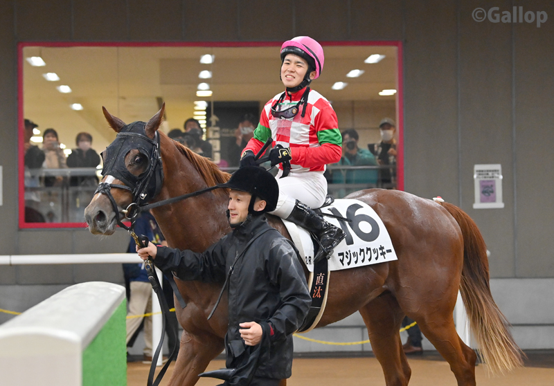 gallop_keiba's tweet image. 東京2Rは5番人気 #マジッククッキー  が勝利！ 直線半ばで1番人気ビップムーランをあっという間にかわして5馬身差の圧勝！ デビュー3戦目、ダート替わりで勝ち上がりました。
鞍上はルーキー #上里直汰 騎手。