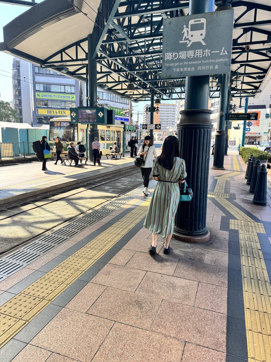 今日は広島から福岡へ向かうよ〜
広島を出発する前に気になってたむさしでお弁当を買ったよ🍱
路面電車の駅にもなってて初めて路面電車の駅見た😳✨
近くの商店街もめちゃくちゃよかった🫶
