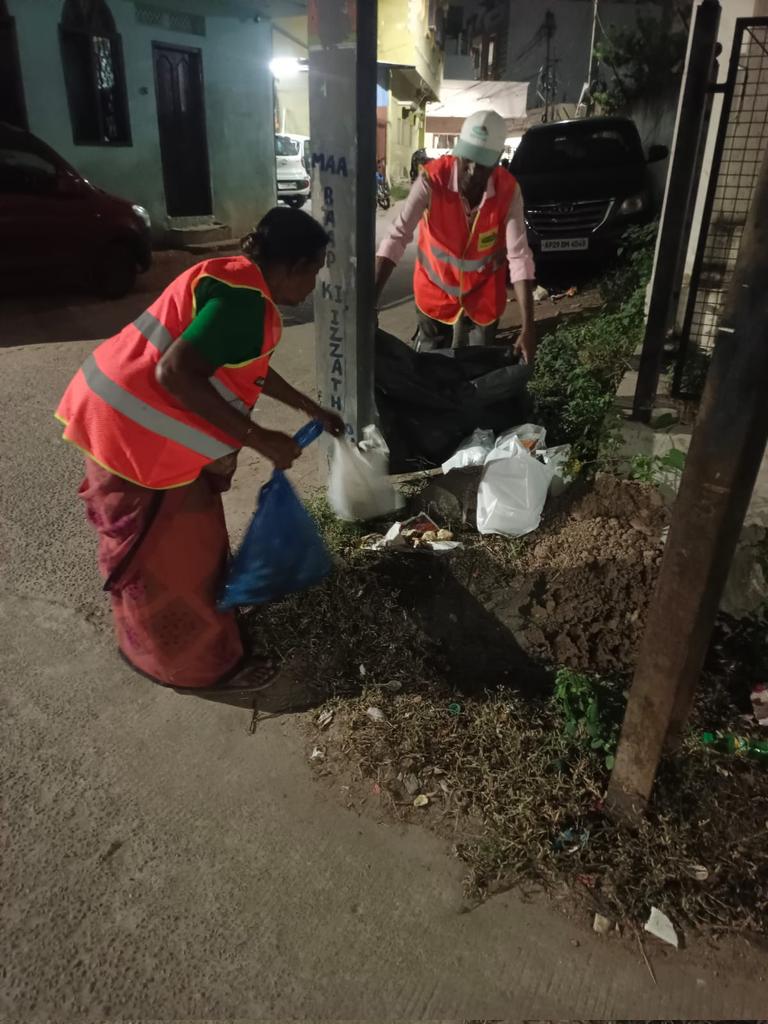 Amoh16AMBERPET's tweet photo. @MynamezNani @GHMCOnline @CommissionrGHMC @gadwalvijayainc Instructed concerned sfa to tieup this Apartment to Bulk garbage vehicle and charges to be collected as per SWM rules. Garbage from outside removed https://t.co/e3sc5WBbaB