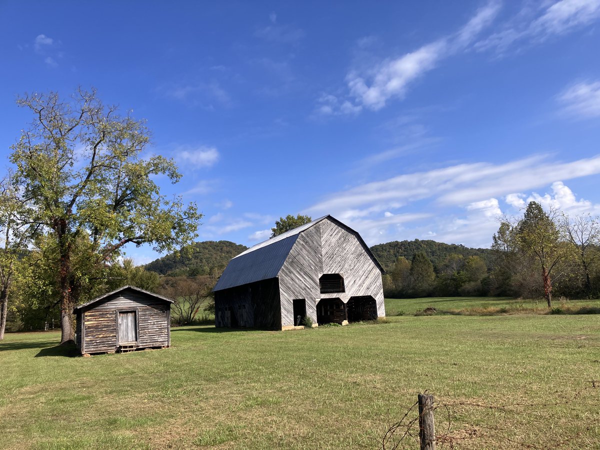 kilroyJC's tweet image. @GetOnTap I like this barn because the diagonals are not only visually pleasing, they also add rigidity to the structure.