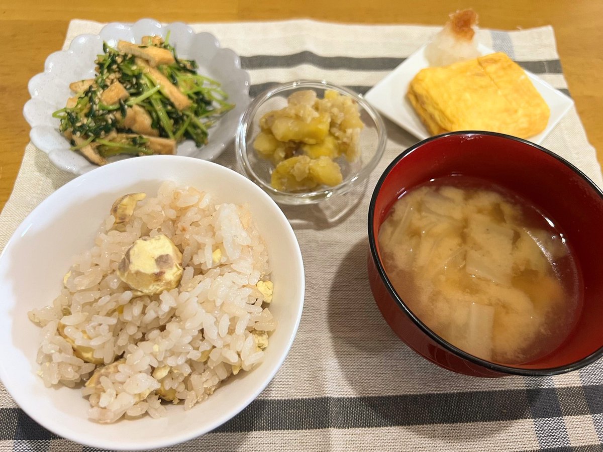 Sunmama15's tweet photo. 今日の朝昼ごはん

■栗ごはん
■卵焼き
■豆苗と揚げの甘辛
■栗の甘煮
■白菜と人参のお味噌汁
お隣さんに頂いた栗で栗ごはん！本日お休みの夫が栗を剥いてくれました😊ありがとう😀今日も美味しくいただきます！
#朝ごはん　#昼ごはん　#おうちごはん　#料理記録　#献立　#栗ごはん　#いただきます https://t.co/xYtkEZ03jL