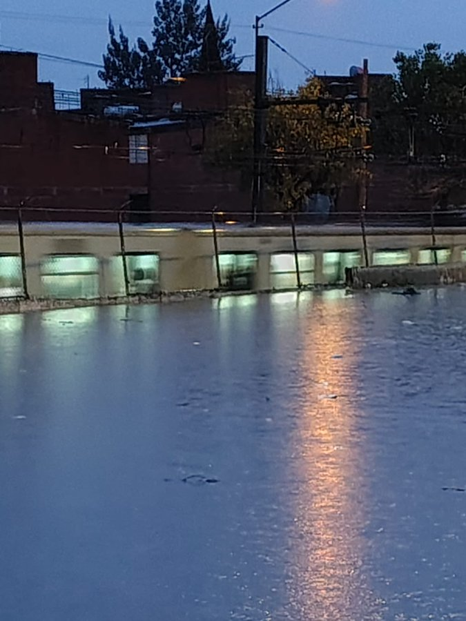 CorresponsalsMX's tweet photo. 🛑 Aviso Importante
LA LÍNEA A DEL @MetroCDMX SE ENCUENTRA #INUNDADA, HAY #CAOS, CIENTOS DE USUARIOS SIN PODER TRASLADARSE, NO HAY TRASPORTE SUFICIENTE.  
El servicio es de forma provisional de #Pantitlán a #Guelatao, en ambos sentidos. 
El tramo de Guelatao a La Paz se encuentra sin servicio, personal del transporte colectivo se encuentra trabajos de bombeo para restablecer el servicio lo antes posible, por el ingreso de agua del exterior.  Se recomienda tomar precauciones y considerar rutas alternas.
@AdrianRubalcava