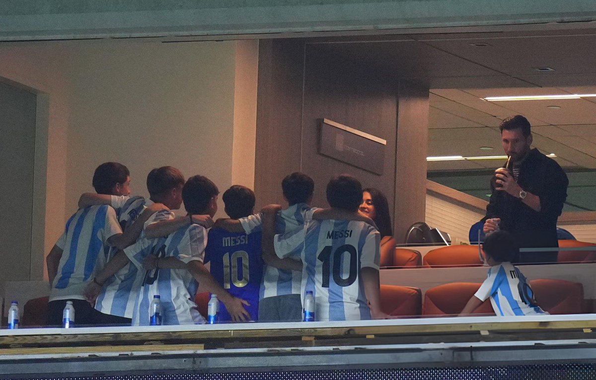 🤩🇦🇷 Los pibes viendo a Messi tomar mate, ufff.