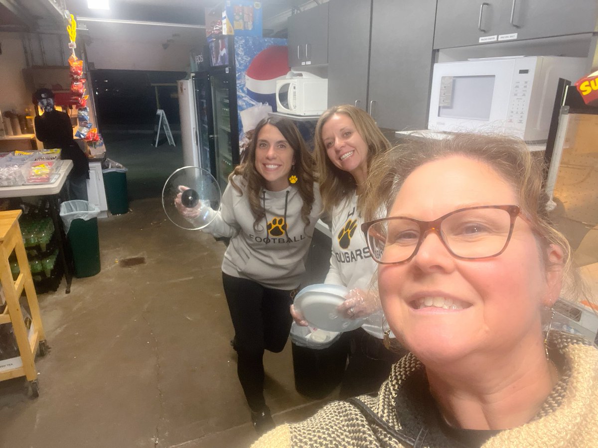 Mlhildreth22's tweet image. Chow Hut crew was on point tonight!💪🏻 Had a blast working with Ms. Weaver and Mrs. Sidebottom at the varsity game!🏈💛🖤