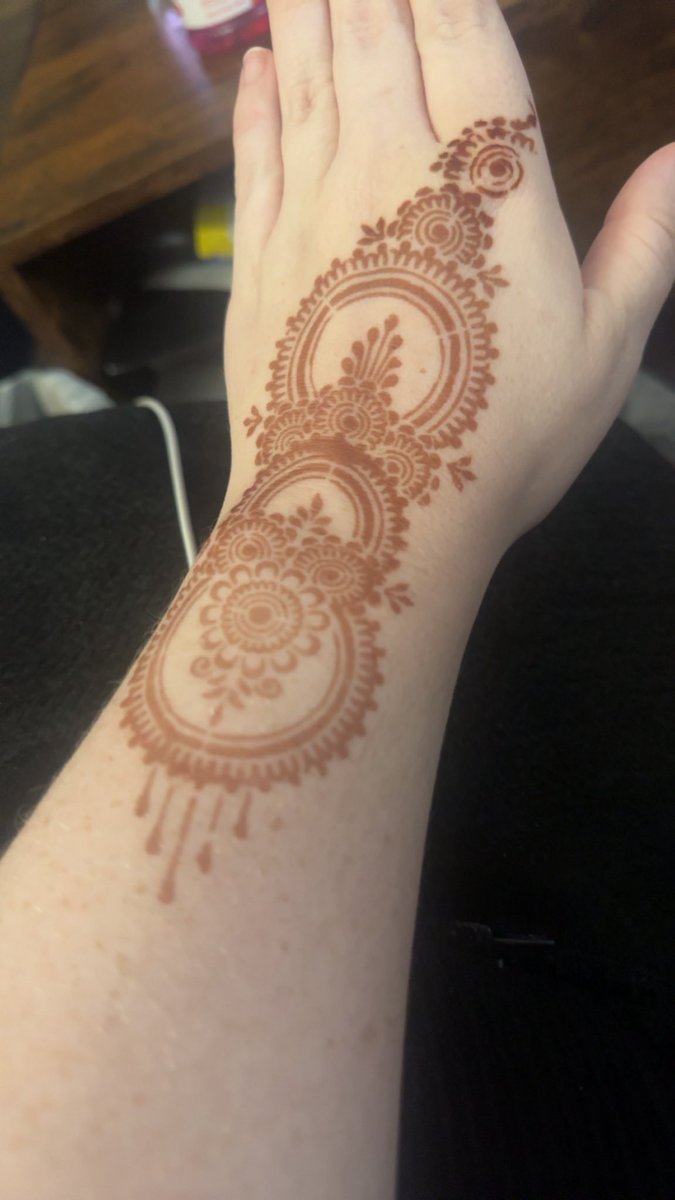 SimplyEiryne's tweet photo. Happy karwachauth! ♥️ https://t.co/sCg53RxjlQ