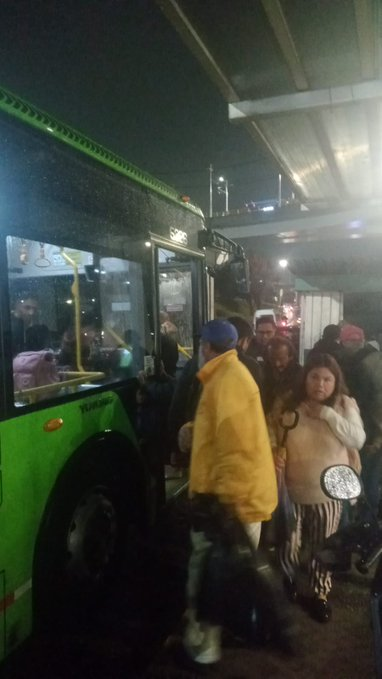 CorresponsalsMX's tweet photo. 🛑 Aviso Importante
LA LÍNEA A DEL @MetroCDMX SE ENCUENTRA #INUNDADA, HAY #CAOS, CIENTOS DE USUARIOS SIN PODER TRASLADARSE, NO HAY TRASPORTE SUFICIENTE.  
El servicio es de forma provisional de #Pantitlán a #Guelatao, en ambos sentidos. 
El tramo de Guelatao a La Paz se encuentra sin servicio, personal del transporte colectivo se encuentra trabajos de bombeo para restablecer el servicio lo antes posible, por el ingreso de agua del exterior.  Se recomienda tomar precauciones y considerar rutas alternas.
@AdrianRubalcava
