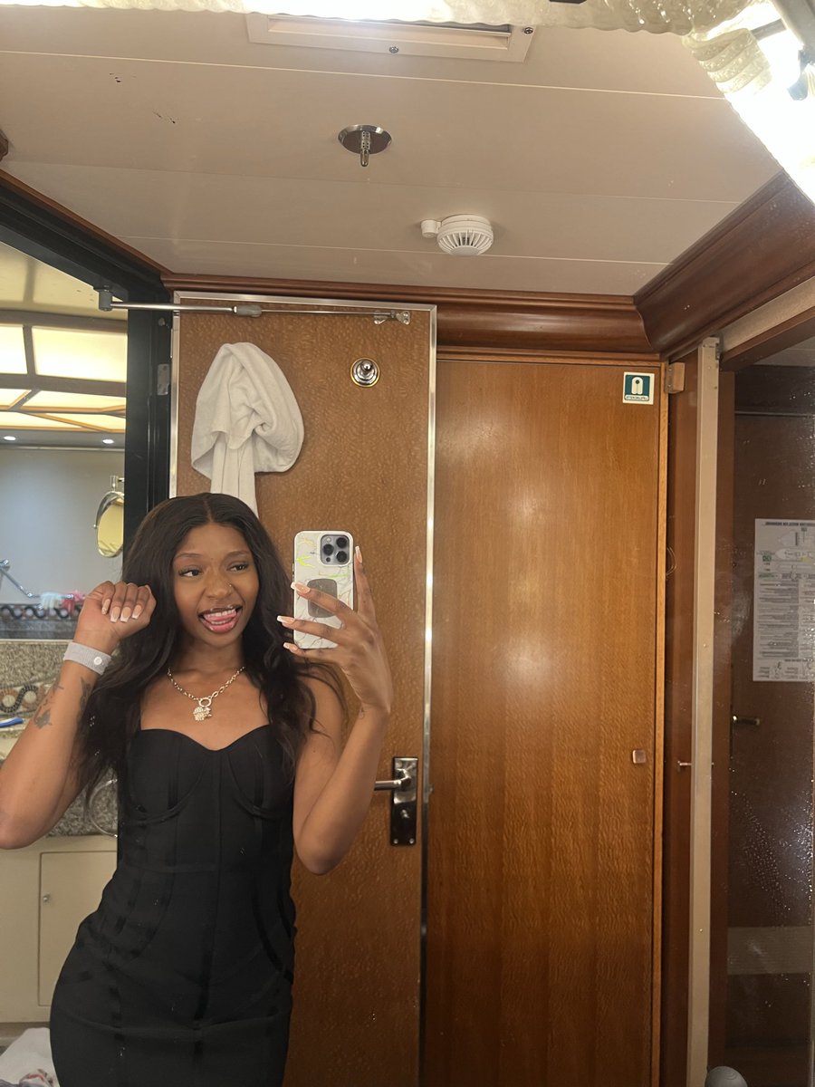 Sea sick but make it fashion 🛳️💕 #carnival