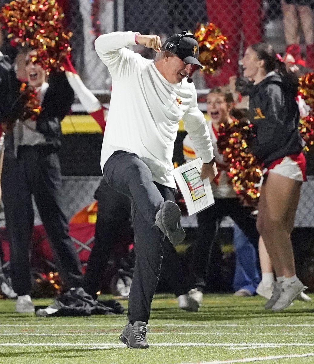 hsjrphoto's tweet photo. .@WEFlamesFB defeat @GRANDISLANDFB 17-14. https://t.co/dv2Waj1sA9