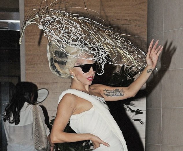ballerinagaga_'s tweet image. Gaga’s era of wearing alien cranium wigs is probably my favorite one she’s EVER gone through. I’ll always wish she had worn one in ALL black.