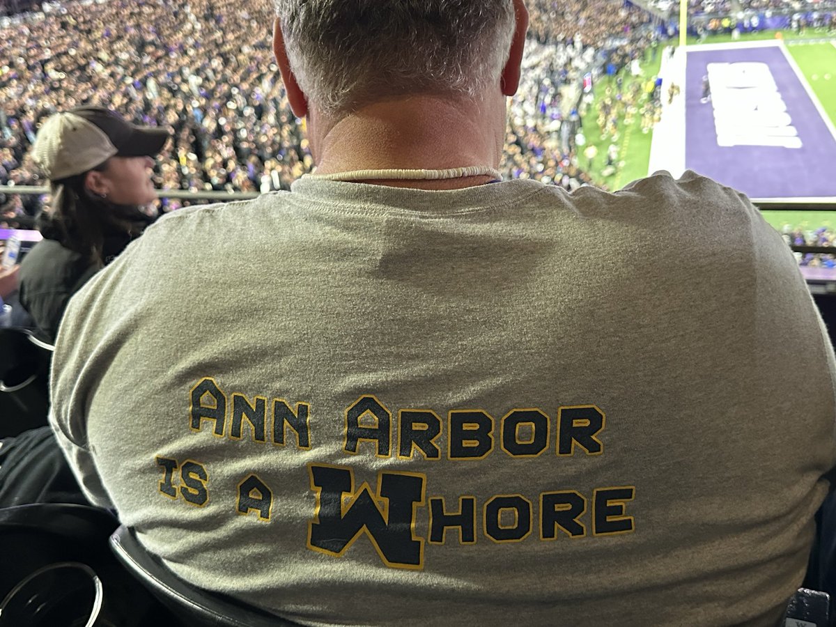 This Washington Husky fan really dislikes Big Blue