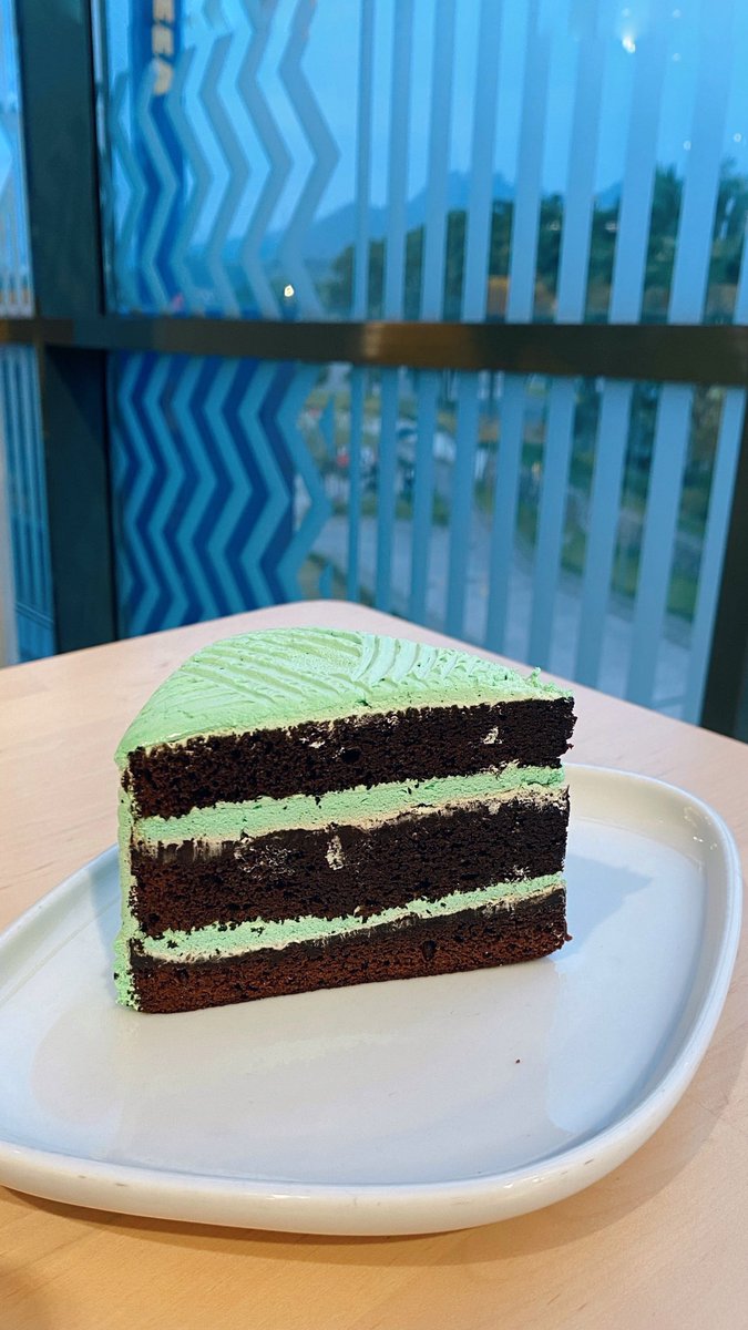 sselli's tweet photo. happy birthday to me. yg kepikiran cuma pengen makan cake rasa pepsoden ikea ini aja. makan sendirian, rayain sendirian :)) https://t.co/m62FizuMMQ