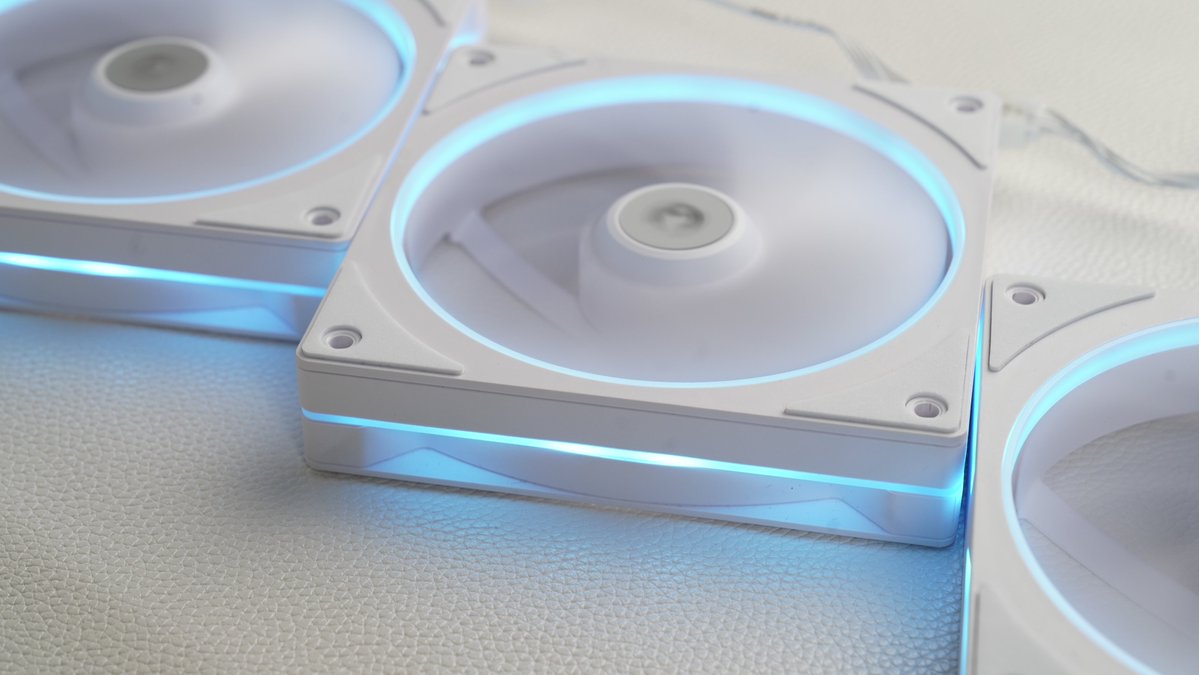 DeepCool_JAPAN's tweet image. 新世代の冷却＆ライティングを両立した120mmファン「FL12 SE」新登場🆕！

二重リング構造による立体的なARGBライティングで、PCを鮮やかに彩ります。
静音性・耐久性も進化した次世代ファンを体験しよう！

詳しくはこちら：
jp.deepcool.com/products/Cooli…
#DeepCool #FL12SE #PCファン #ARGB #自作PC