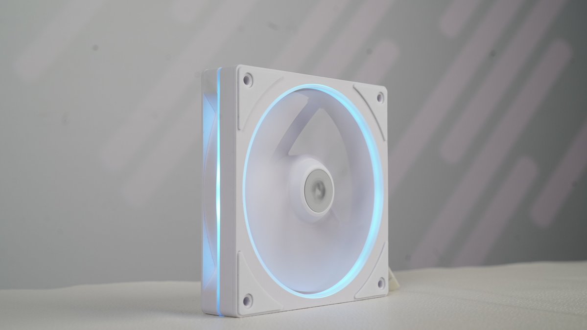 DeepCool_JAPAN's tweet image. 新世代の冷却＆ライティングを両立した120mmファン「FL12 SE」新登場🆕！

二重リング構造による立体的なARGBライティングで、PCを鮮やかに彩ります。
静音性・耐久性も進化した次世代ファンを体験しよう！

詳しくはこちら：
jp.deepcool.com/products/Cooli…
#DeepCool #FL12SE #PCファン #ARGB #自作PC
