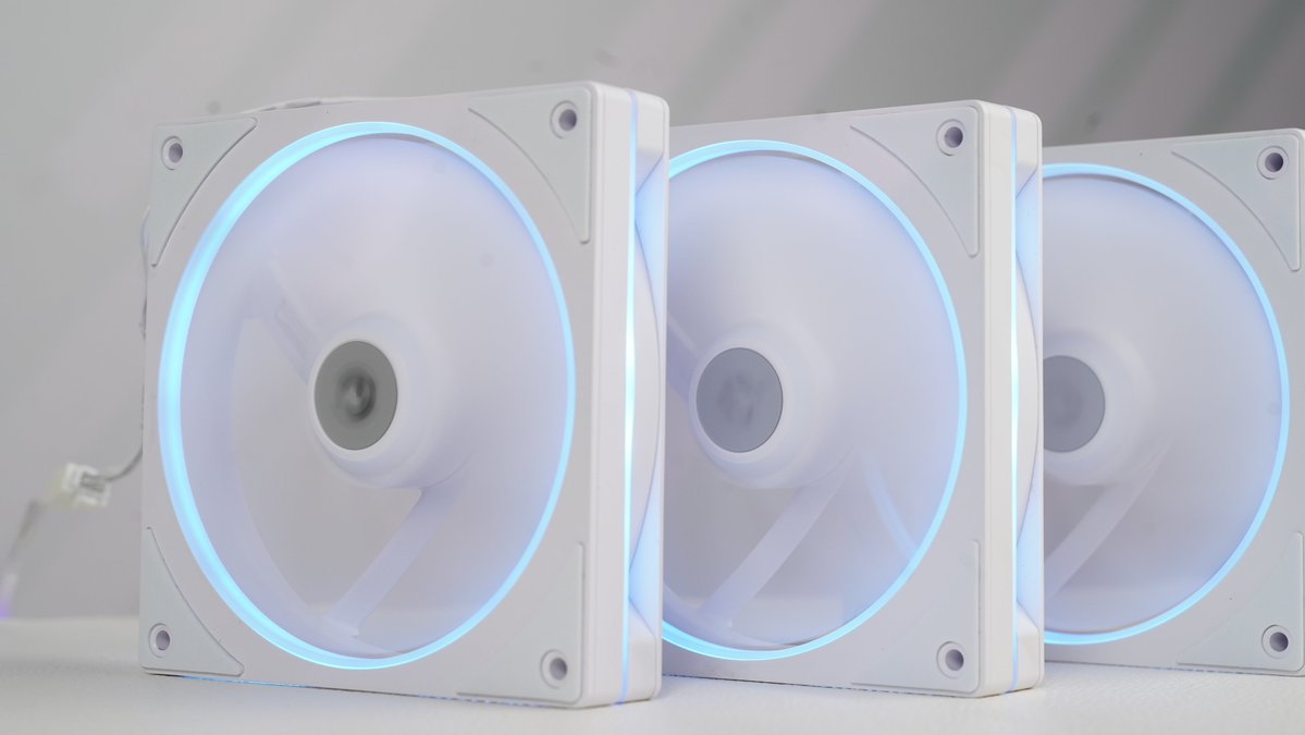 DeepCool_JAPAN's tweet image. 新世代の冷却＆ライティングを両立した120mmファン「FL12 SE」新登場🆕！

二重リング構造による立体的なARGBライティングで、PCを鮮やかに彩ります。
静音性・耐久性も進化した次世代ファンを体験しよう！

詳しくはこちら：
jp.deepcool.com/products/Cooli…
#DeepCool #FL12SE #PCファン #ARGB #自作PC