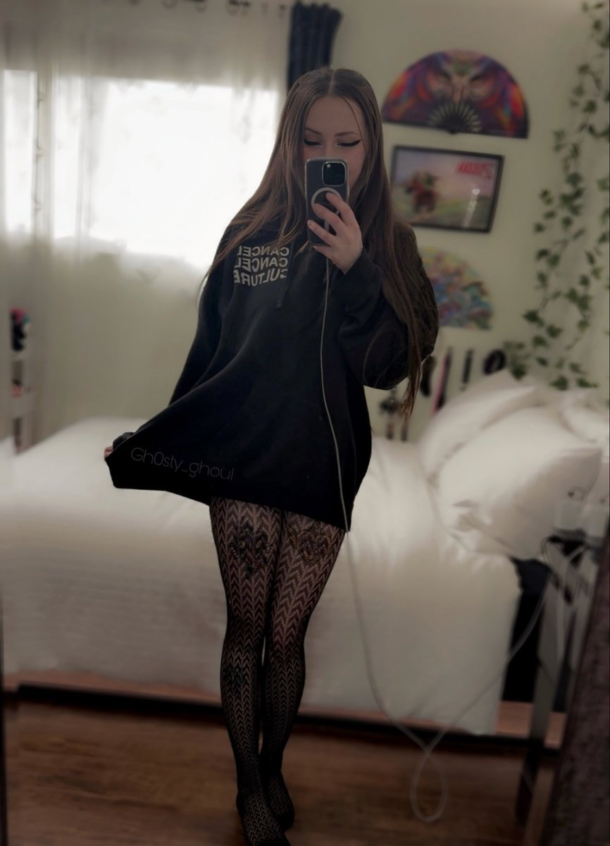 ᴊᴜꜱᴛ ʏᴏᴜʀ ꜱɴᴜɢɢʟʏ ʟɪᴛᴛʟᴇ ꜱʟᴜᴛ 🖤