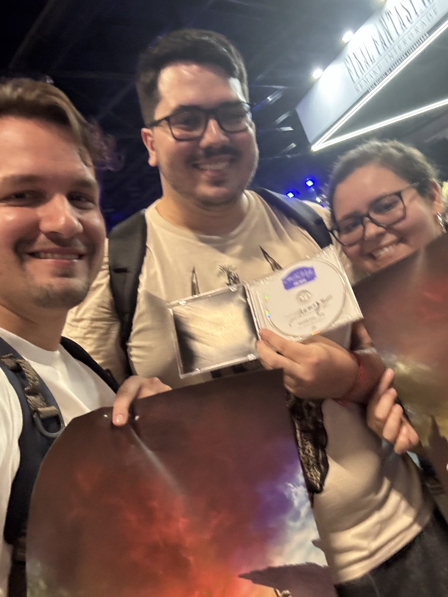 pttlucena's tweet photo. @finalfantasyvii Hamaguchi-sensei made a lot of fans happy today. He gladly signed the posters for everyone who didn’t manage to get to the meet and greet and even took the time to take pictures with the cosplayers. 

お疲れ様! https://t.co/AkyNXB1iNg