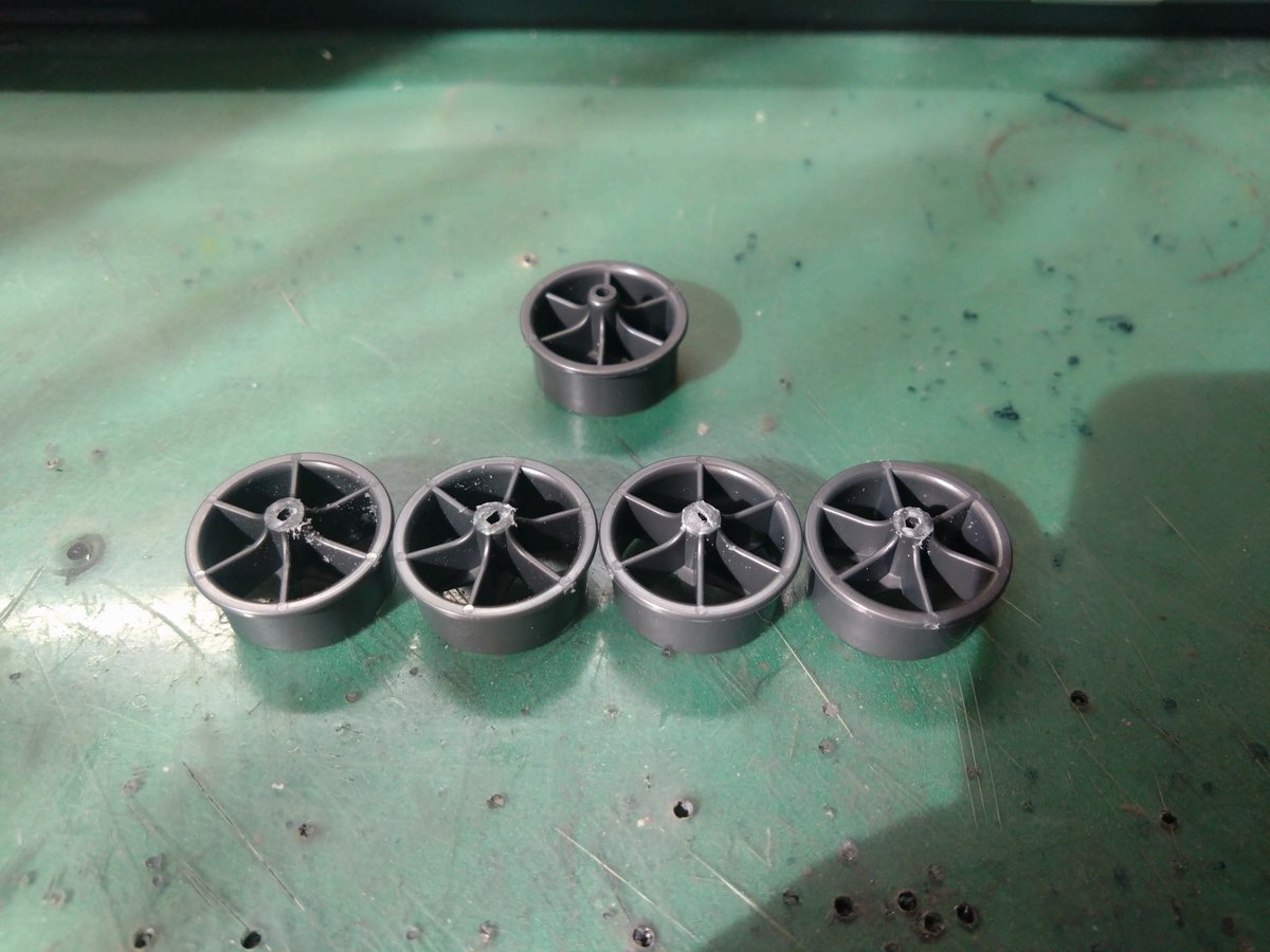 9999Technology's tweet image. けっこう余りがちなスパイラルスポークのリア用。芯を切って貫通してからフロントに使う！