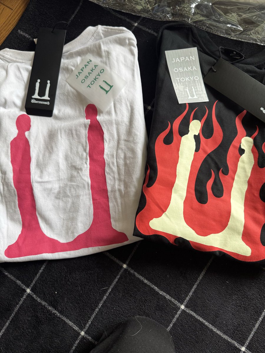tami50224's tweet photo. このTシャツ買った方！
貰ったステッカー？みたいなのどこにアイロンプリントしましたか？
センスがなくて困ってます😅
胸元？襟後ろ？袖？
皆さんのを参考に付けたいなぁと思って。教えてくれるとありがたいです。

#übermensch
#GDRAGONExhibition
#Übermensch_exhibition
# ジヨン
#GDRAGON
#GD https://t.co/1Pu4eCK91H