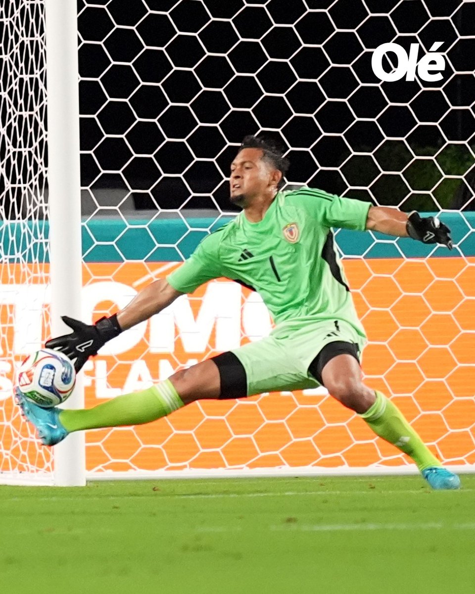 DiarioOle's tweet image. Si ponían a este Contreras para las Eliminatorias, se clasificaban al Mundial.

IMPRESIONANTE partido del arquero venezolano. 👏🇻🇪