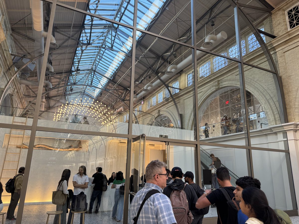 roseajohnson's tweet image. Only in SF: full house for a (very over-subscribed) Friday night hackathon with @coderabbitai at @SHACK15sf. They’ve got $30K cash prizes for the best builds at their Agentic AI Hack Night #SFTechWeek