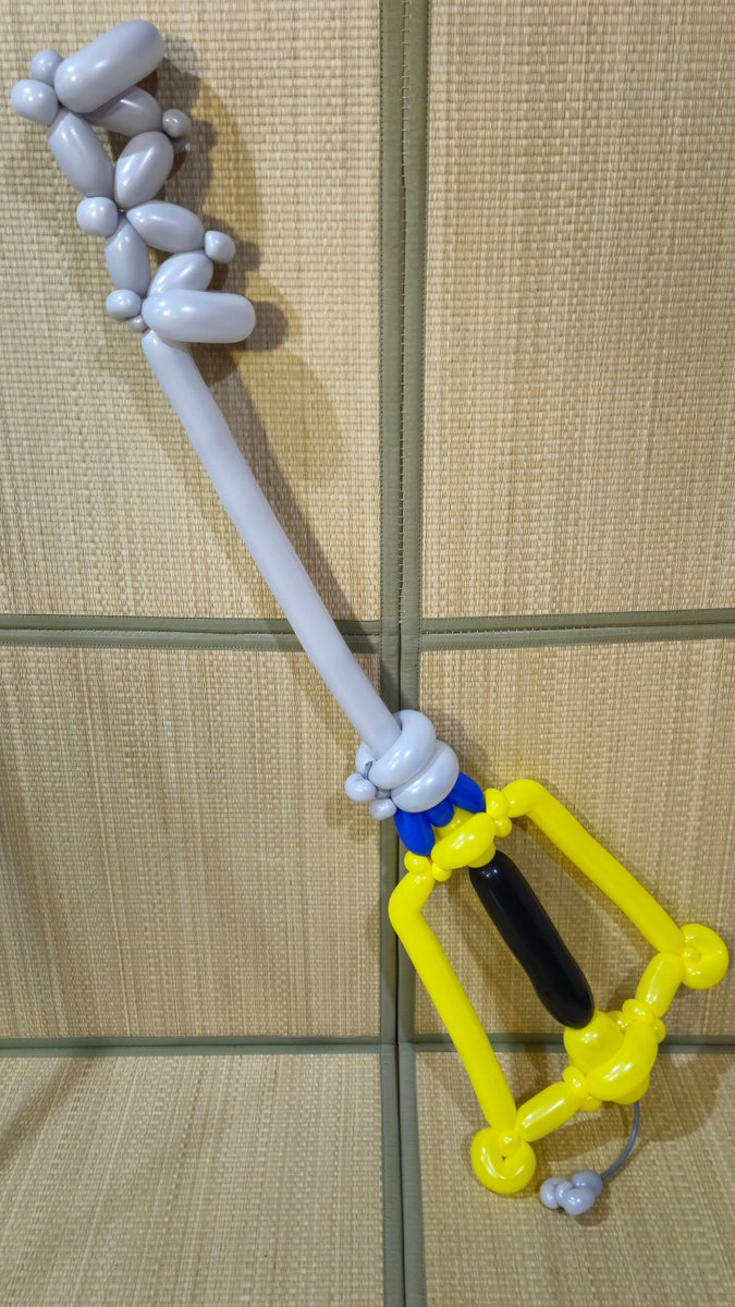 NaseMaser's tweet photo. Some kid offered to trade me keys. Without thinking, I said yes, but now I'm realizing some major downsides:

- does not fit in pocket
- can't unlock the door to my house
- despite being key, falls under illegal long blade clause in most states

I'd like my old keys back plz 🙏 https://t.co/kg0zgztgi0