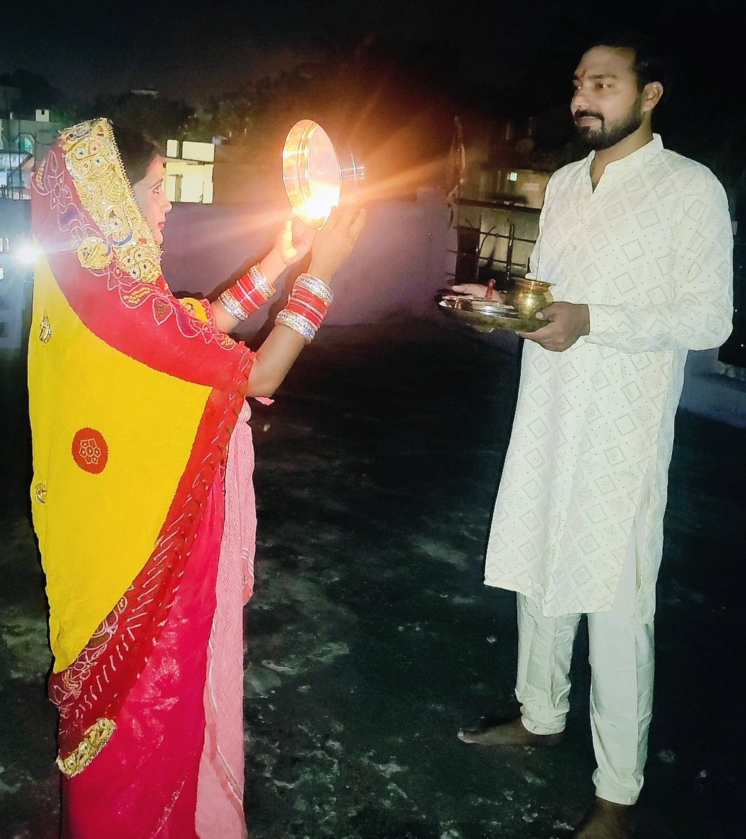imDKagarwal's tweet image. स्नेह, आस्था, त्याग का बंधन, 
अनुपम ये प्रीत का संगम ♥️

परंपरा, सौभाग्य व समर्पण का प्रतीक पर्व करवाचौथ शुभ हो।